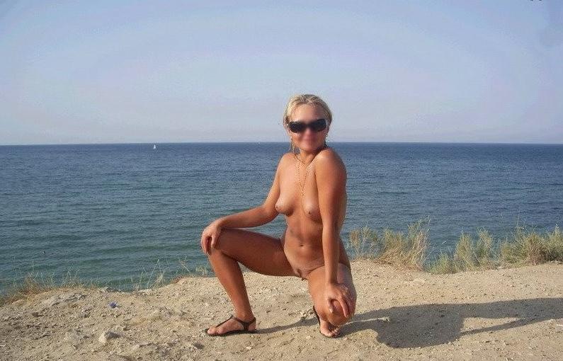 12P Nude next door people on the beach
