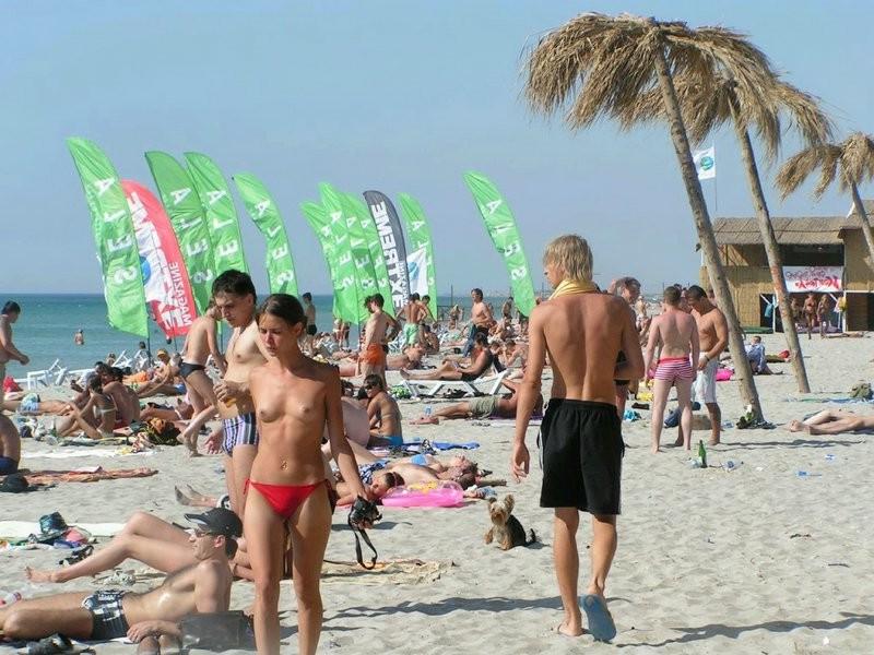 12P Beaches with next door naked nudists
