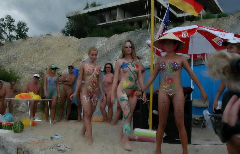 12P Beaches with next door naked nudists
