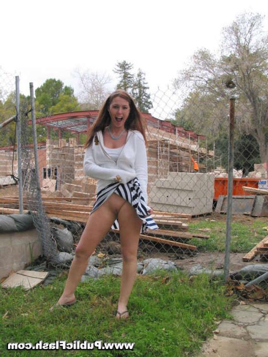 16P Cute Brunette Flashes Her Tits and Ass for Grinniing Road Crew
