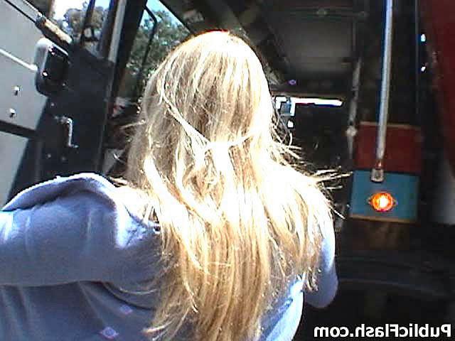 16P Babe Flashes Boobs BubbleButt n Pussy For Workers