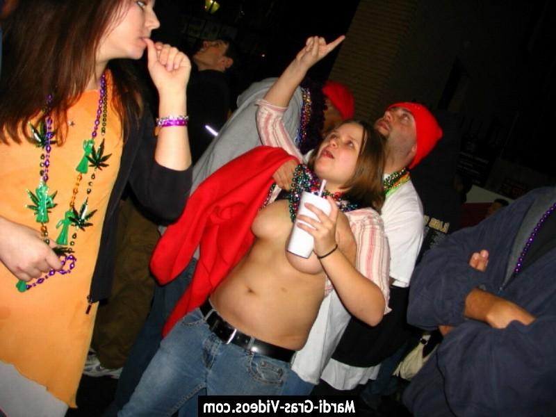 14P young girls showing their tits and asses in street
