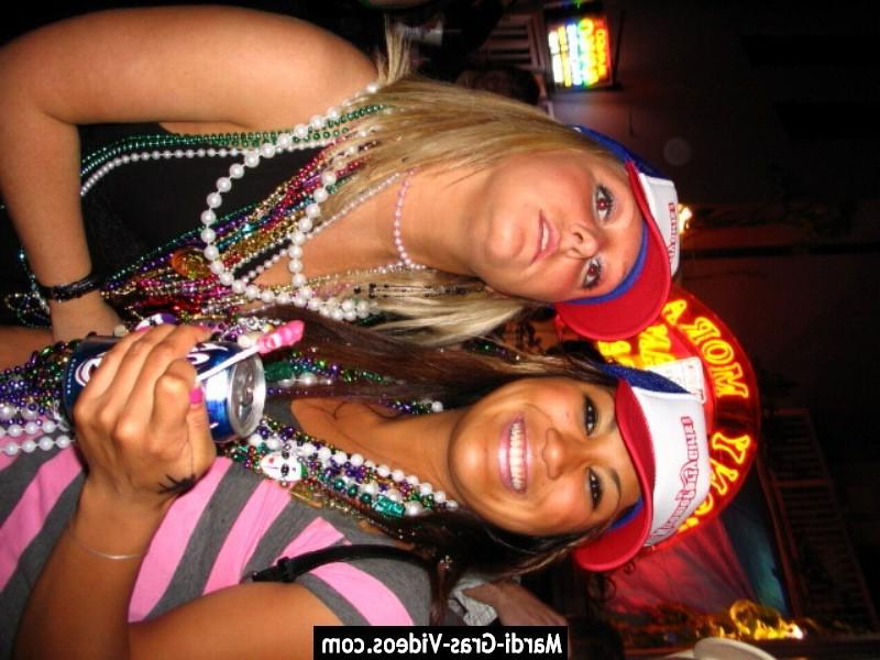 14P young girls showing their tits and asses in street