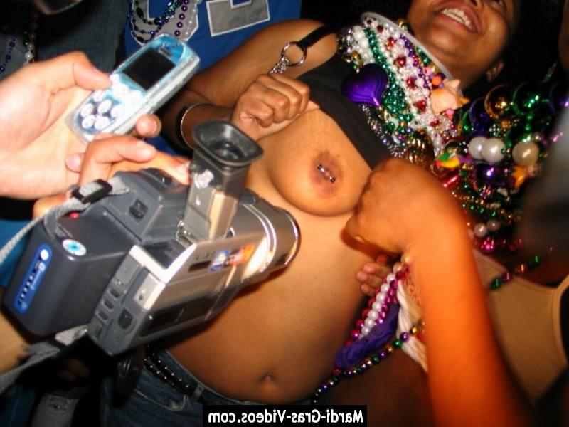 14P young girls showing their tits and asses in street