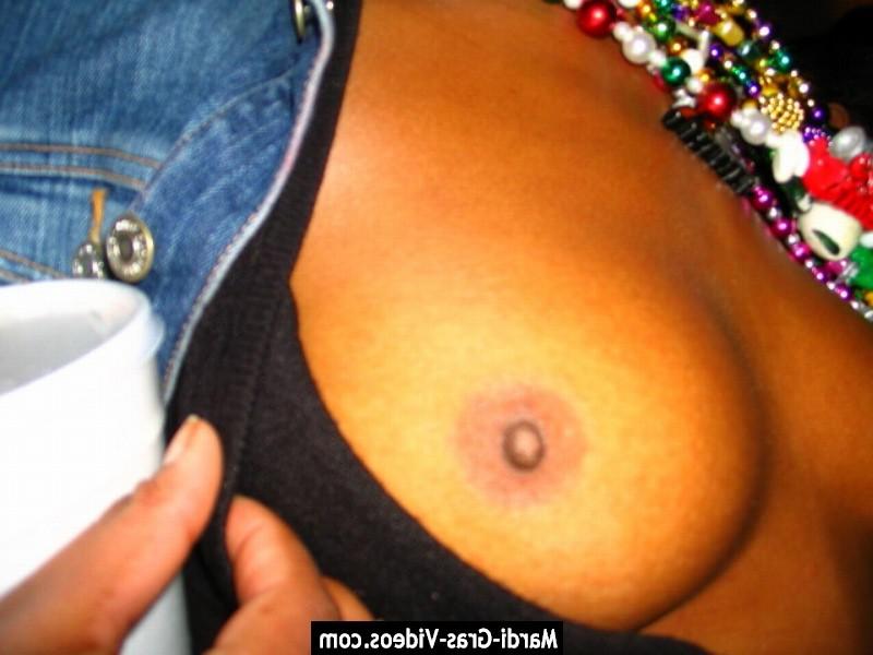 14P young girls showing their tits and asses in street