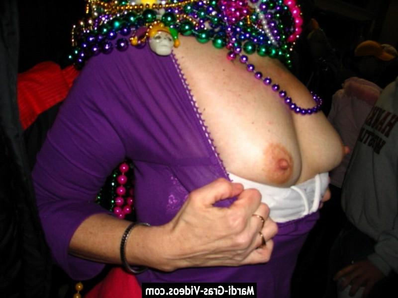 14P young girls showing their tits and asses in street