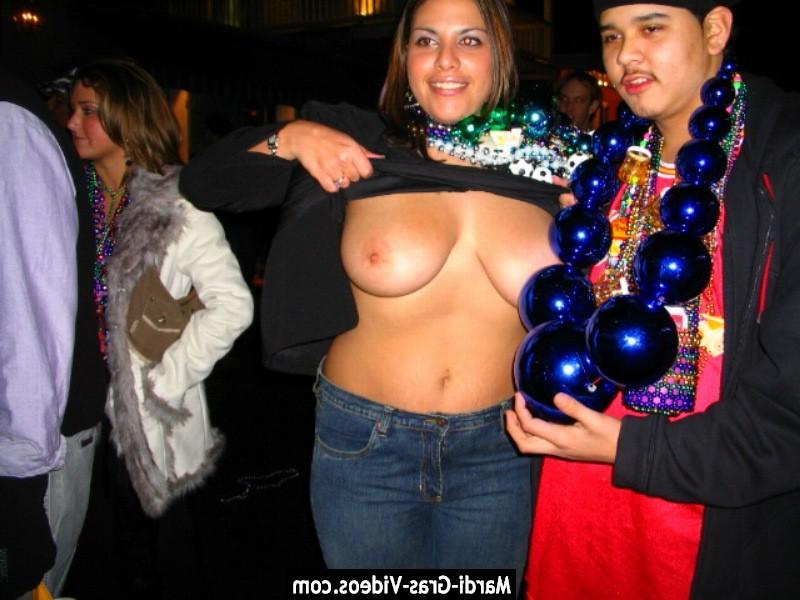 14P young girls showing their tits and asses in street