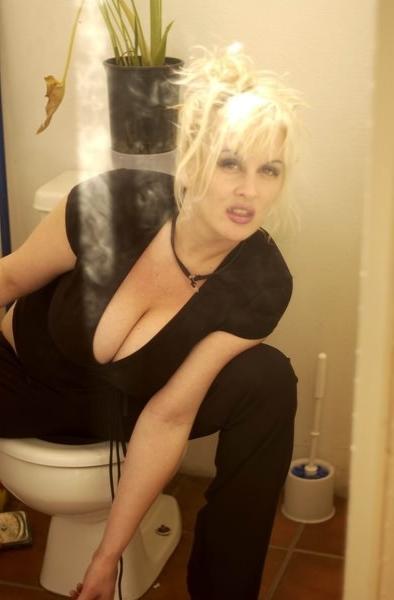 20P Big tit babe pissing in toilet