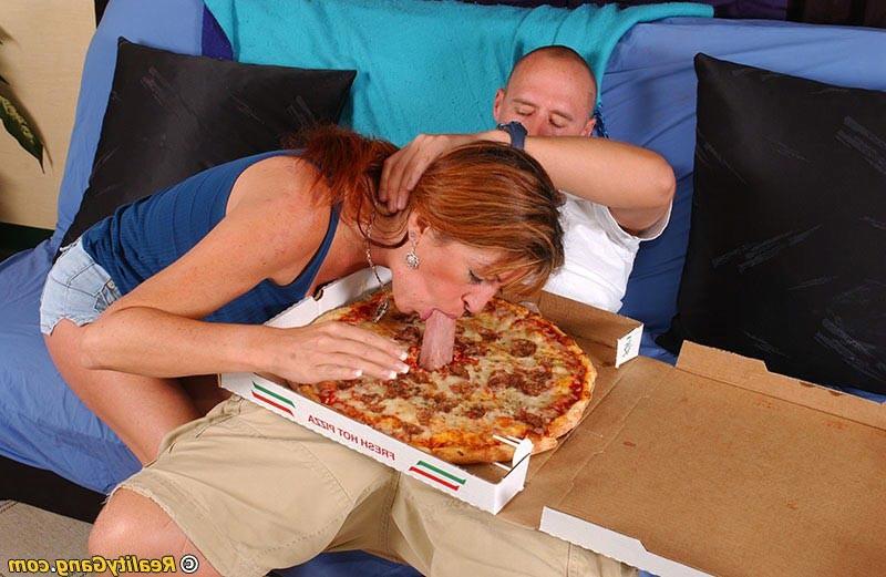 15P Busty babe Rachel gets banged hard by the pizza guy