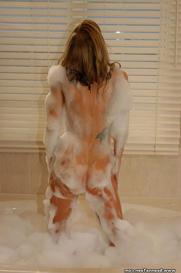 15P Sexy Young American Girl Naked In Her Bath