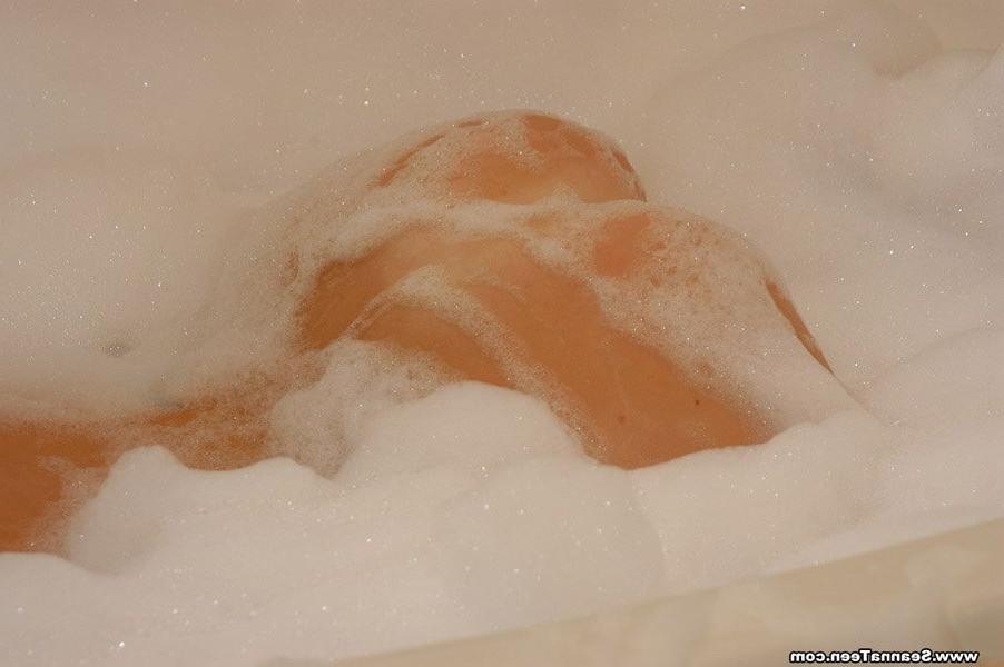 15P Sexy Young American Girl Naked In Her Bath