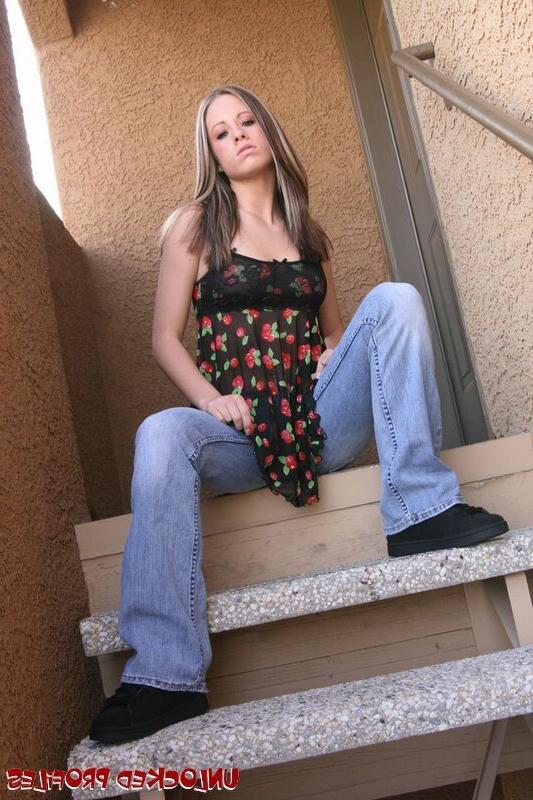 15P Savannah stripping and showing her sexy booty