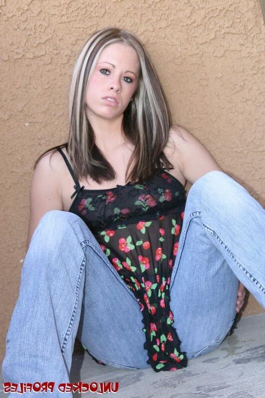 15P Savannah stripping and showing her sexy booty