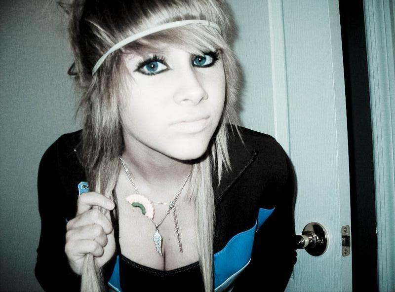 15P Selfshot emo amateur teen girlfriends teasing