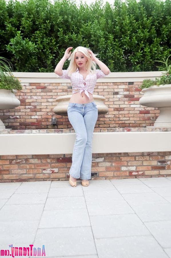 12P Big Booty Tranny Ana Mancini shows off her sexy body in jeans