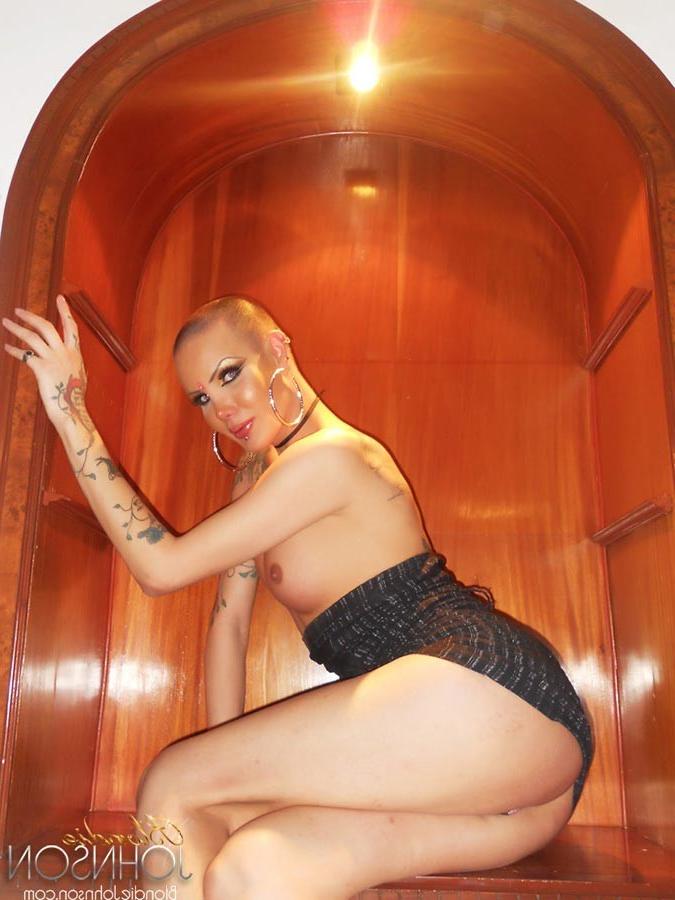 12P TS Blondie Johnson with sculptural body smoking and drinking