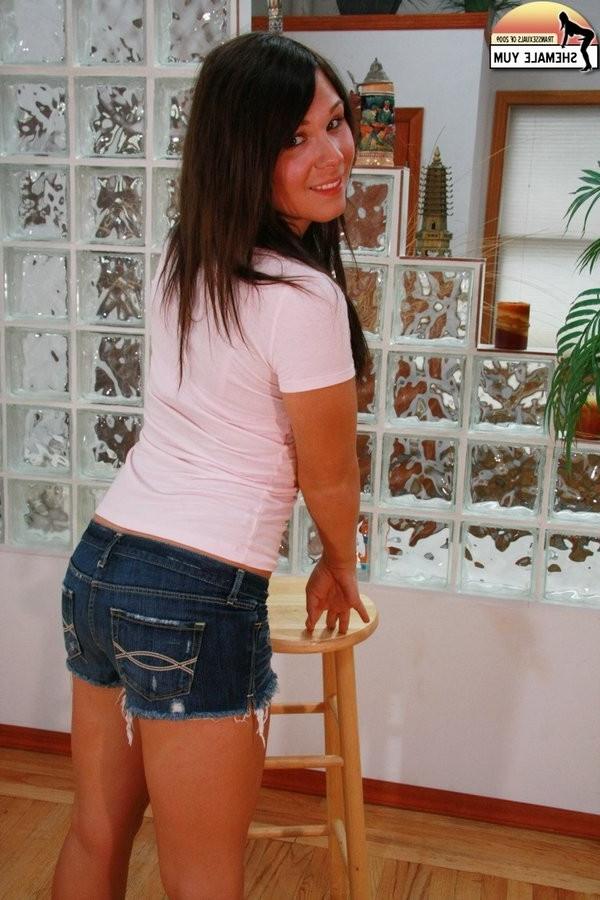 16P Tasty And Curvy American Shemale In Jean Shorts