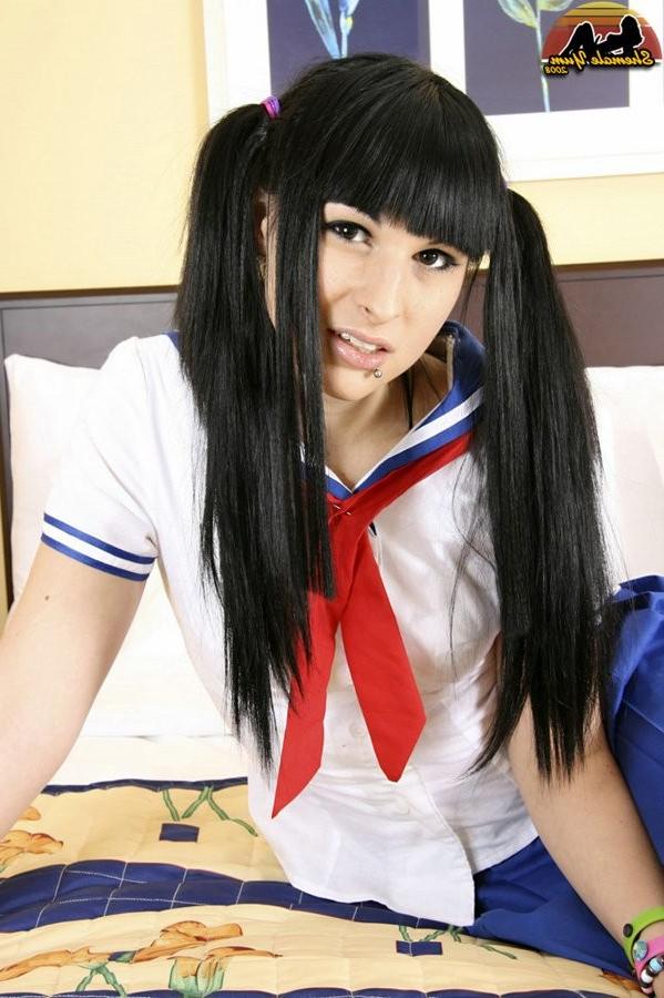 5P A Stunning Pale Skinned And Shaved American Shemale
