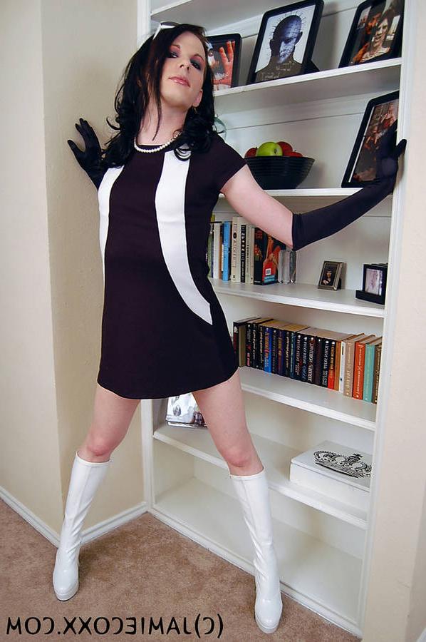 15P Sexy crossdresser in white leather boots