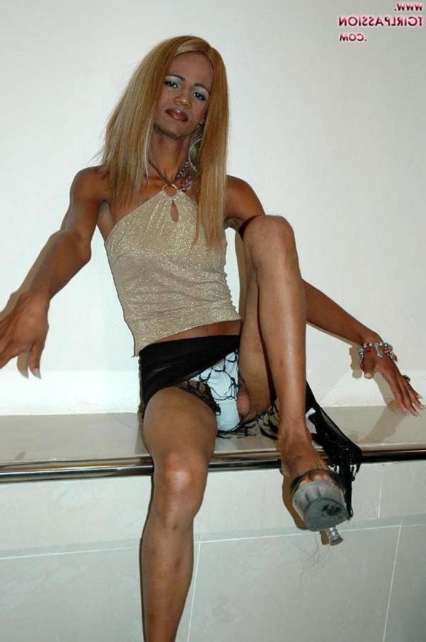 16P Black crossdresser flashing his enormous shecock