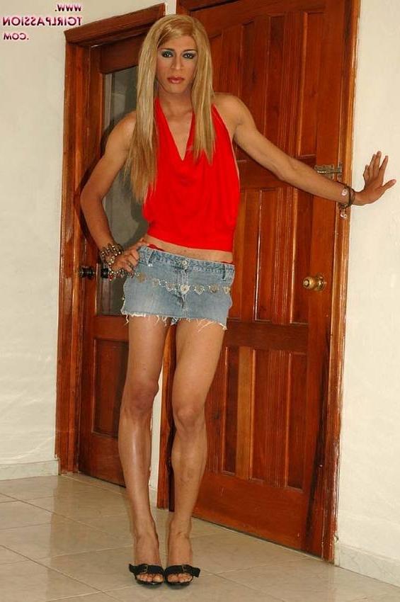 16P Black cross dresser flashing her huge lovetoy