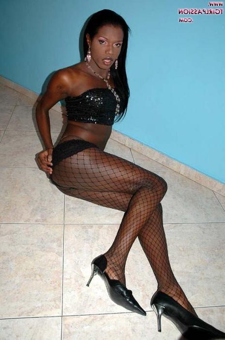 16P Black crossdresser Grashy stroking her huge toy