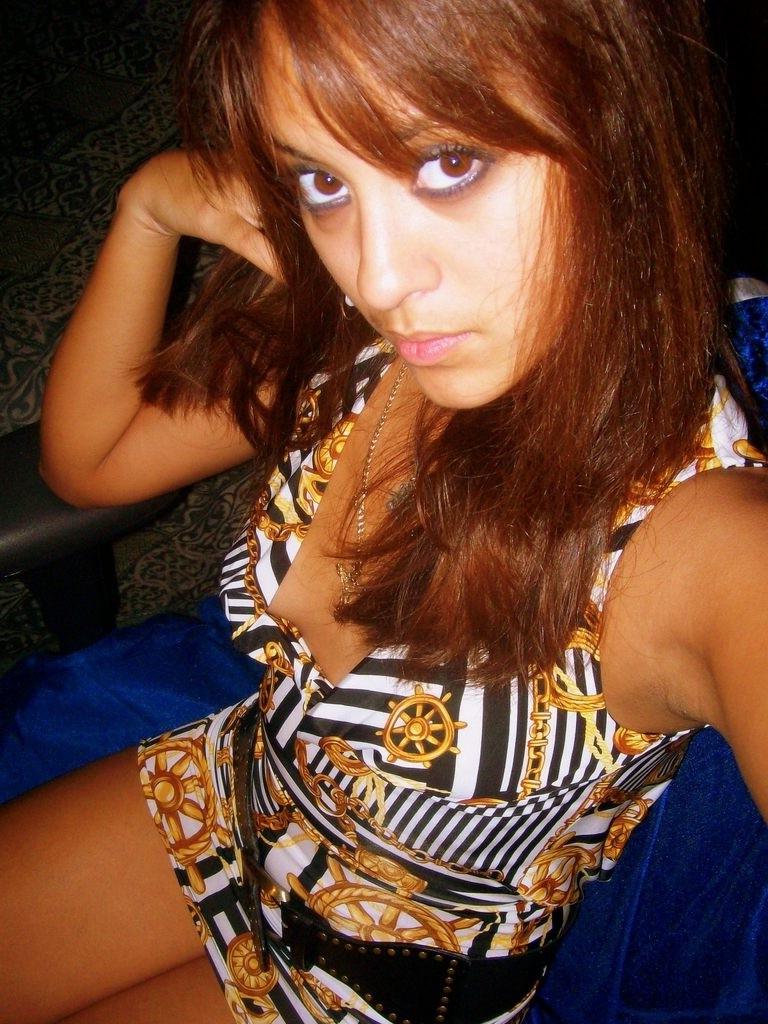 10P Erotic dance from chick in high heels and shorts