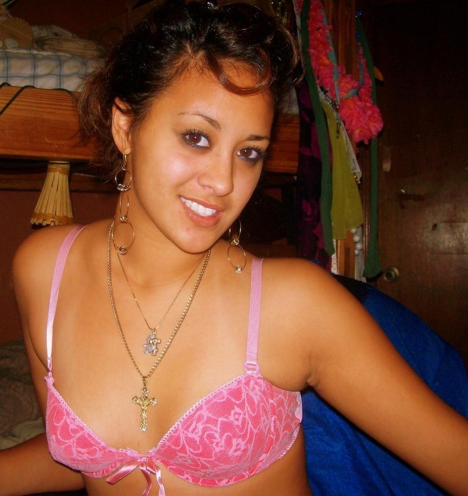 10P Erotic dance from chick in high heels and shorts