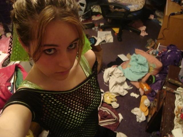 8P Apple looking ass shot naked and in black panties