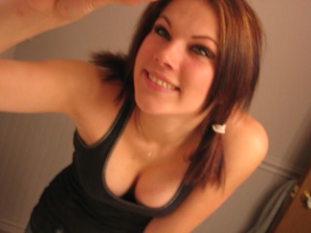 8P Babe likes her body and tries to shoot it from every angle