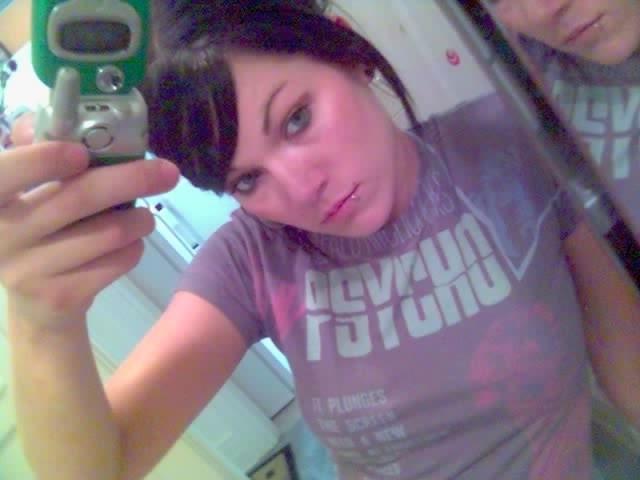 8P Babe likes her body and tries to shoot it from every angle