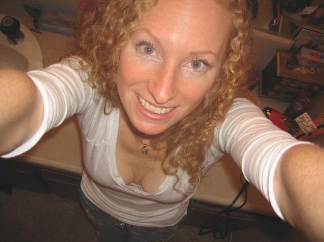 8P Gadget makes shots of her sexy pussy slit