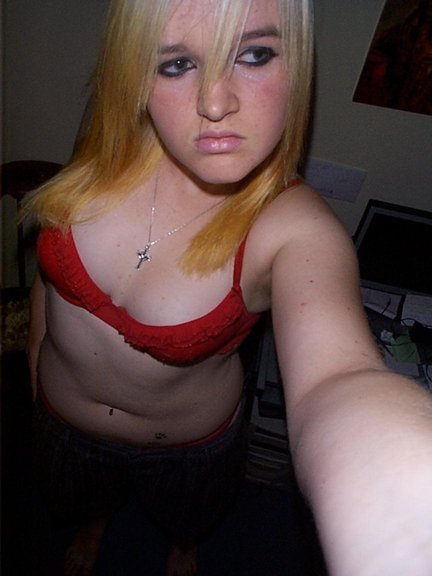 15P Alternative amateur emo teen girlfriends show off