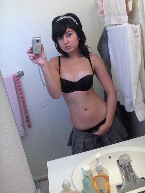 15P Alternative amateur emo teen girlfriends show off
