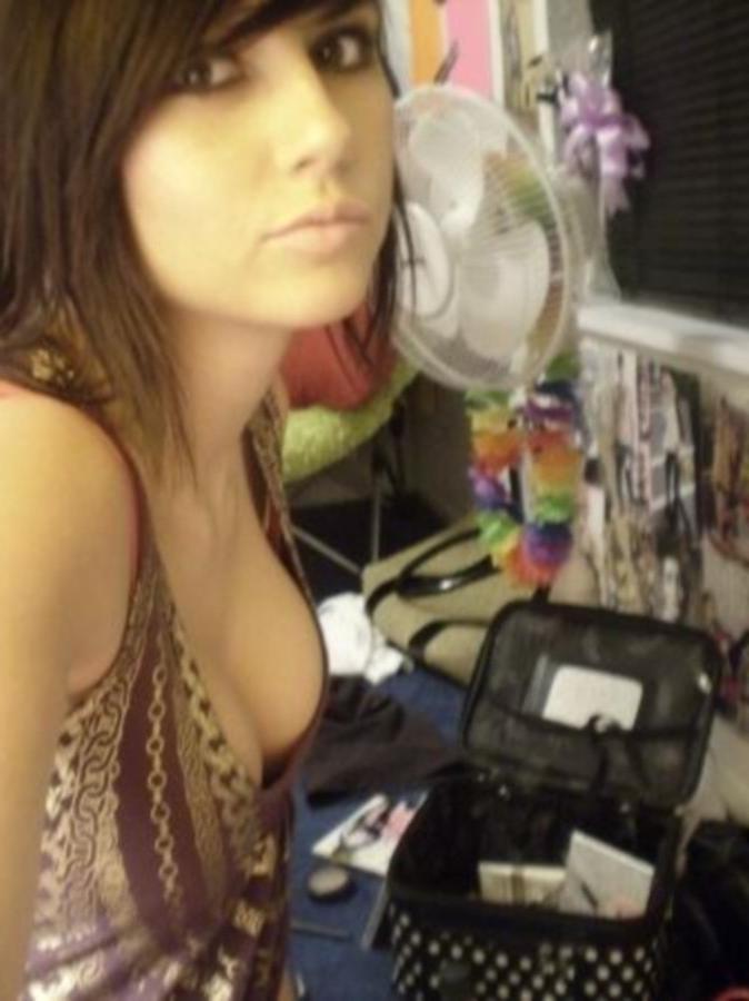 15P Emo teen girlfriends in selfshot pictures
