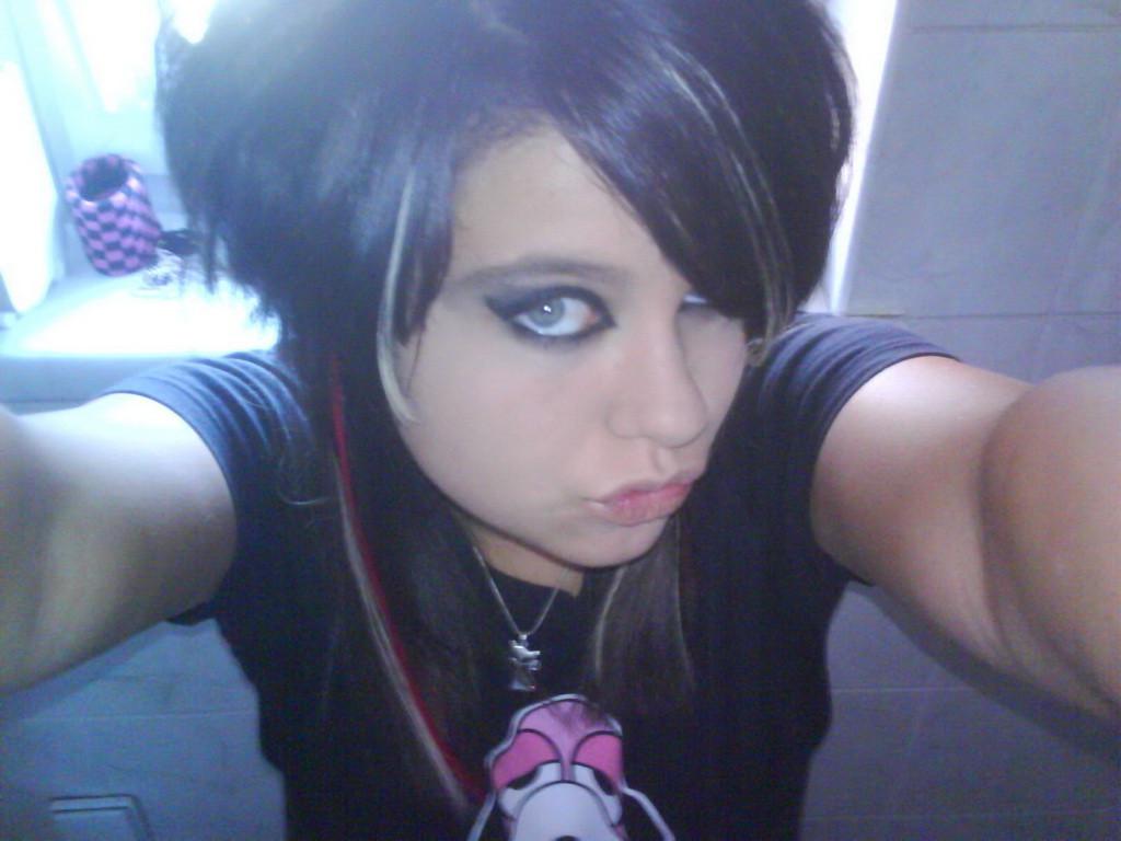 15P Emo teen girlfriends in selfshot pictures
