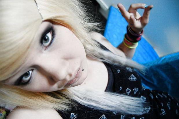 15P Emo teen girlfriends in selfshot pictures
