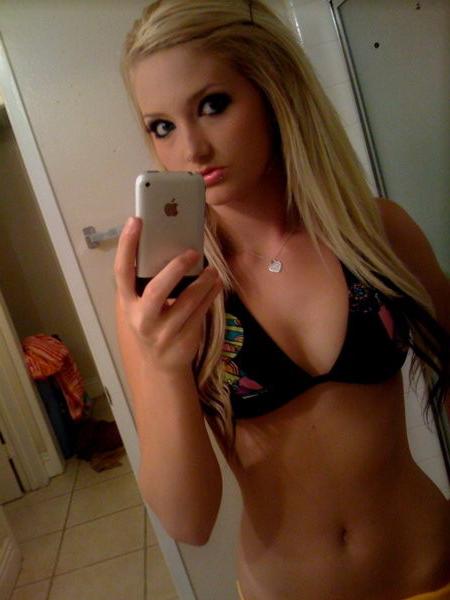 15P Emo teen girlfriends in selfshot pictures