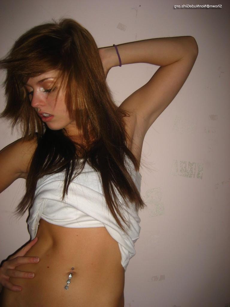 15P Emo teen girlfriends in selfshot pictures