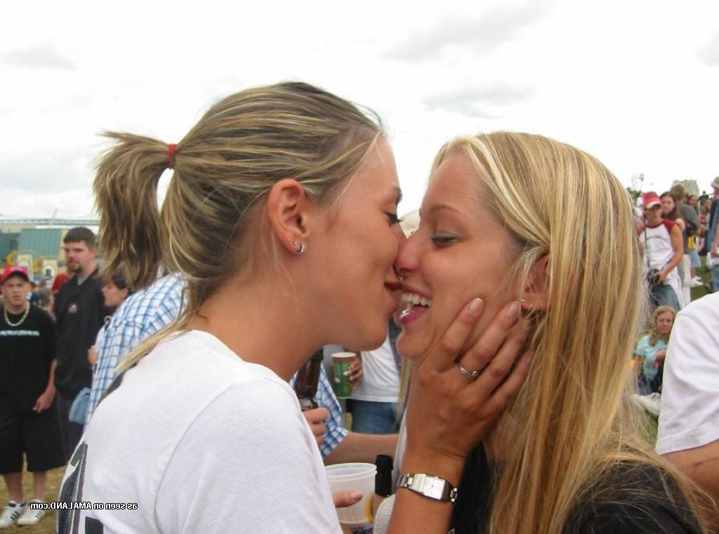 15P Delicious petite barely legal girlfriends pose in homemade pix
