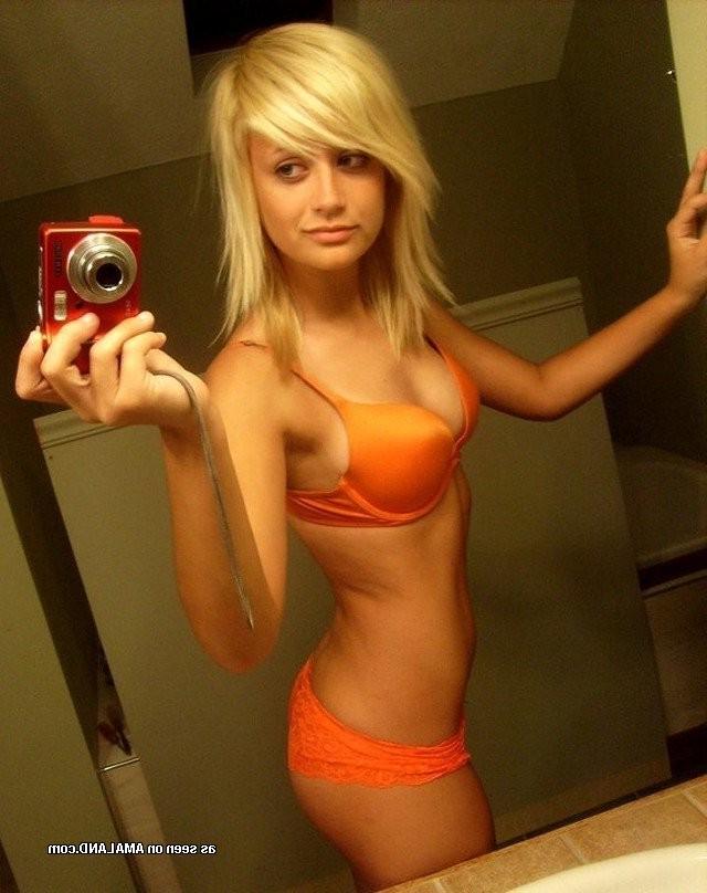 15P Delicious petite barely legal girlfriends pose in homemade pix