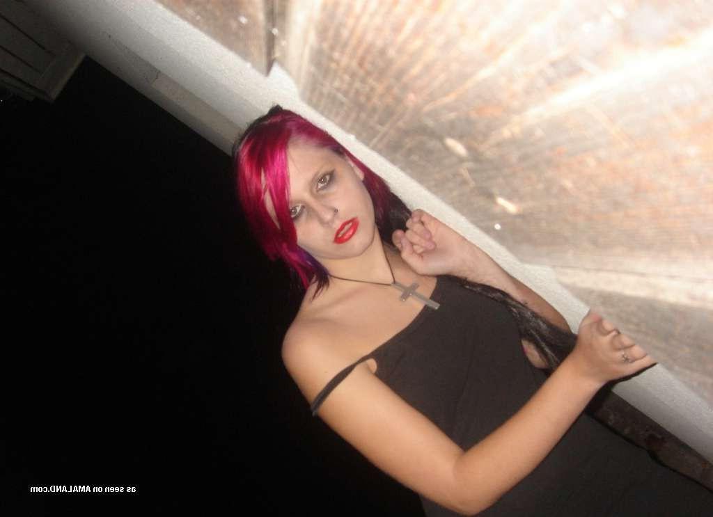 15P Homemade pix of pierced and tattooed alternative emo teen GFs