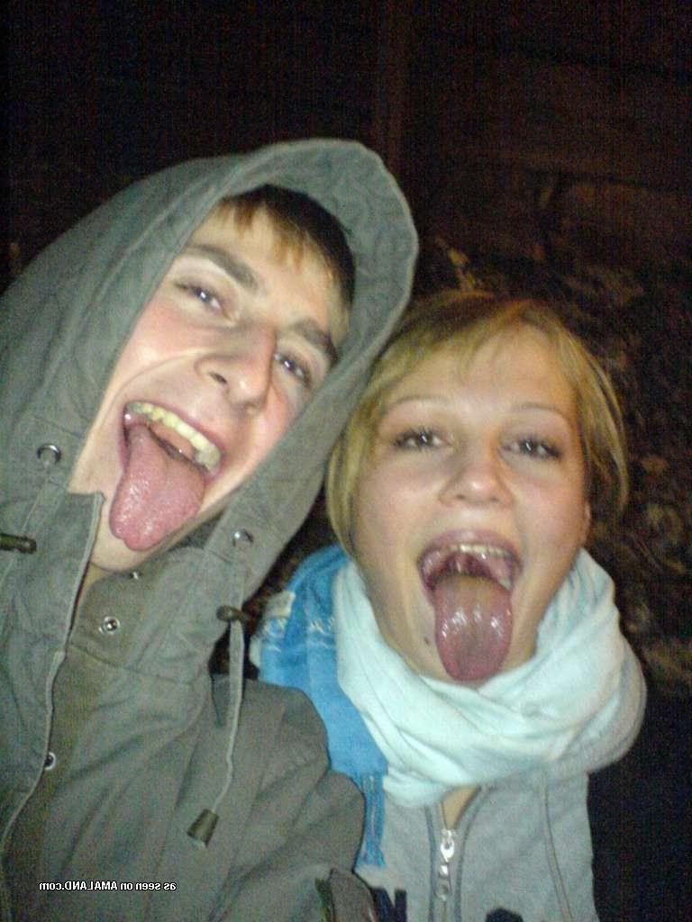 15P Nineteen year old girlfriend strips for homemade sex pix with BF