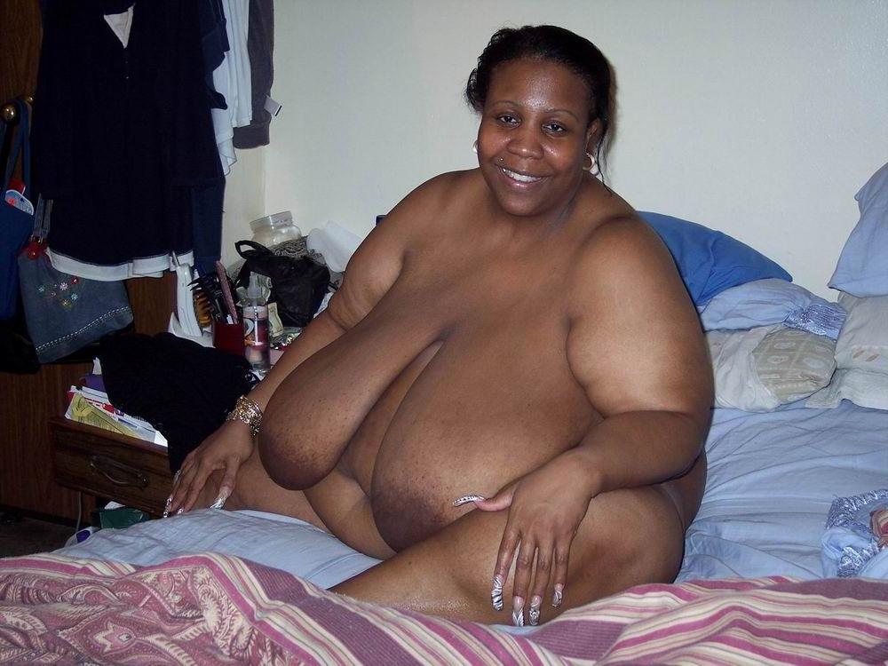 18P Fat busty ebony showing at home