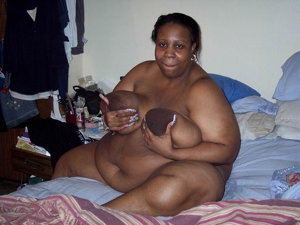 18P Fat busty ebony showing at home