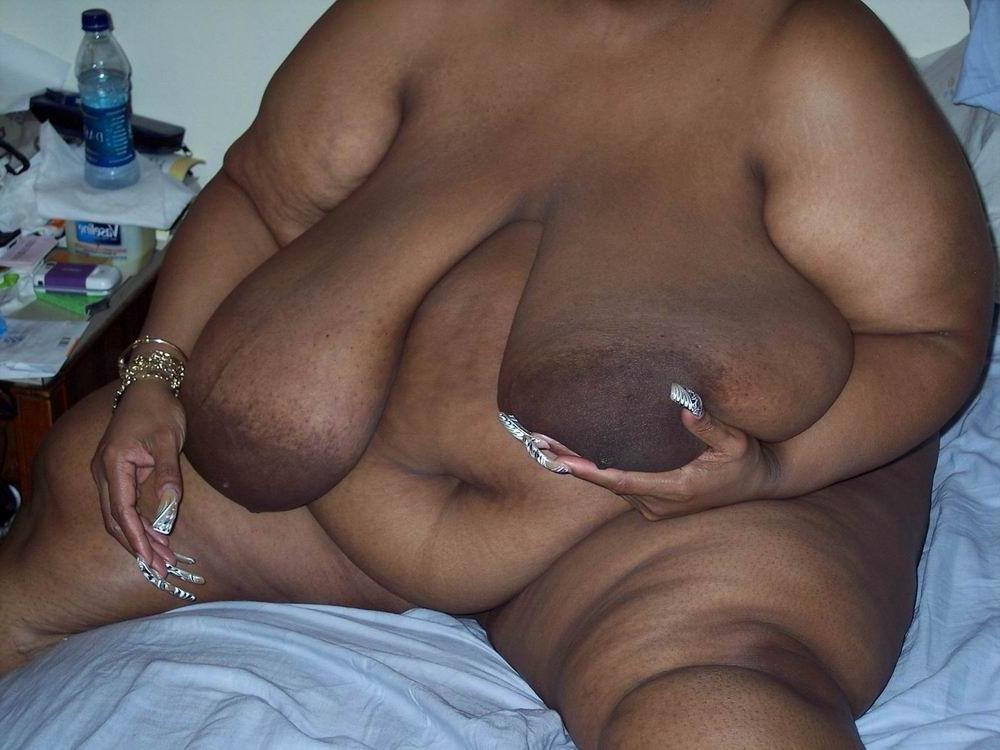 18P Fat busty ebony showing at home