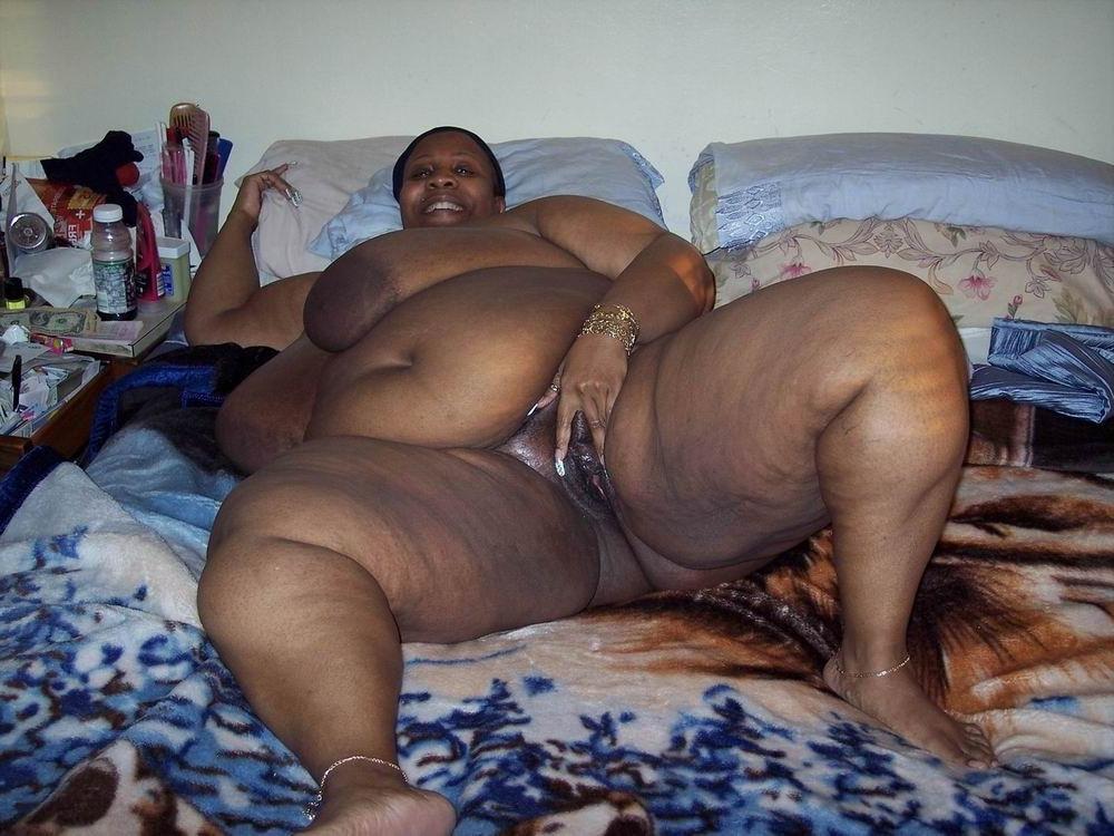 18P Fat busty ebony showing at home
