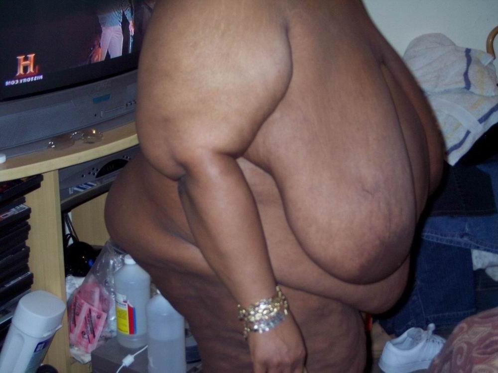18P Fat busty ebony showing at home