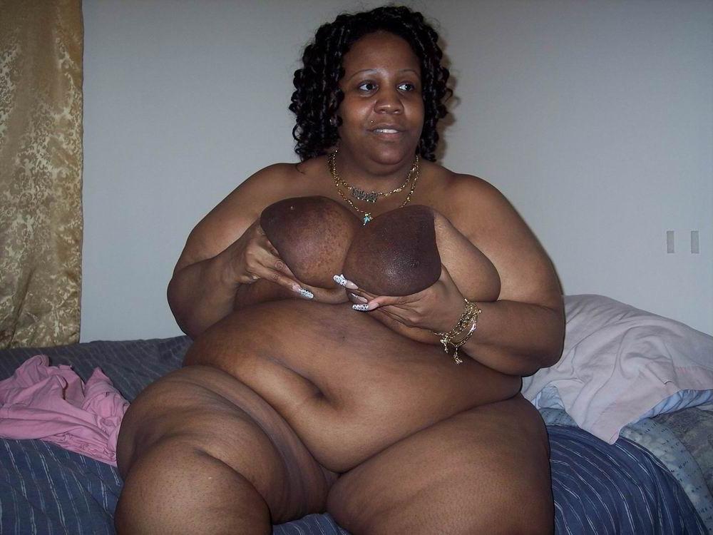 18P Fat busty ebony showing at home