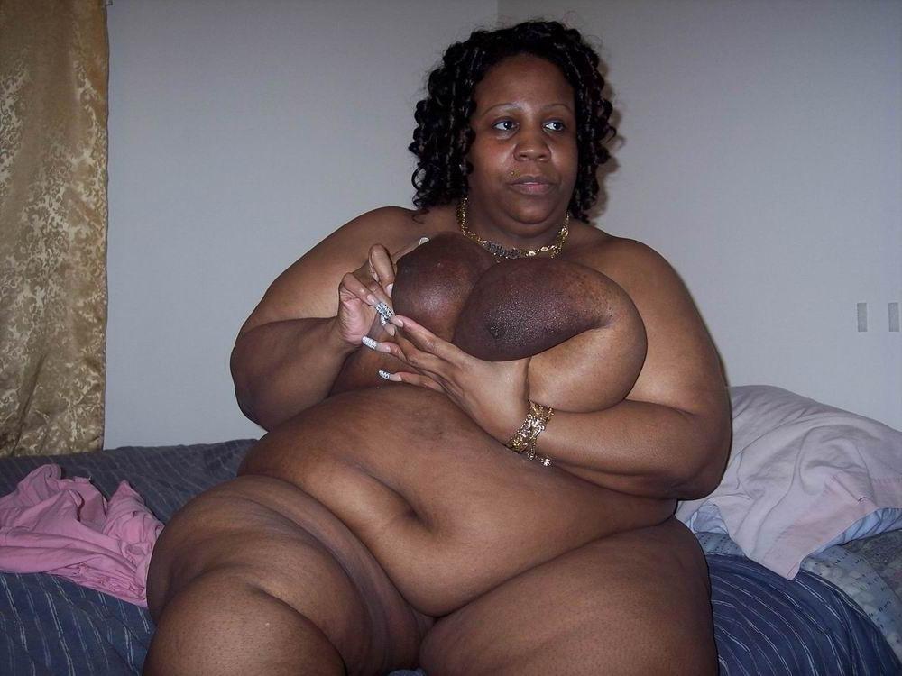 18P Fat busty ebony showing at home